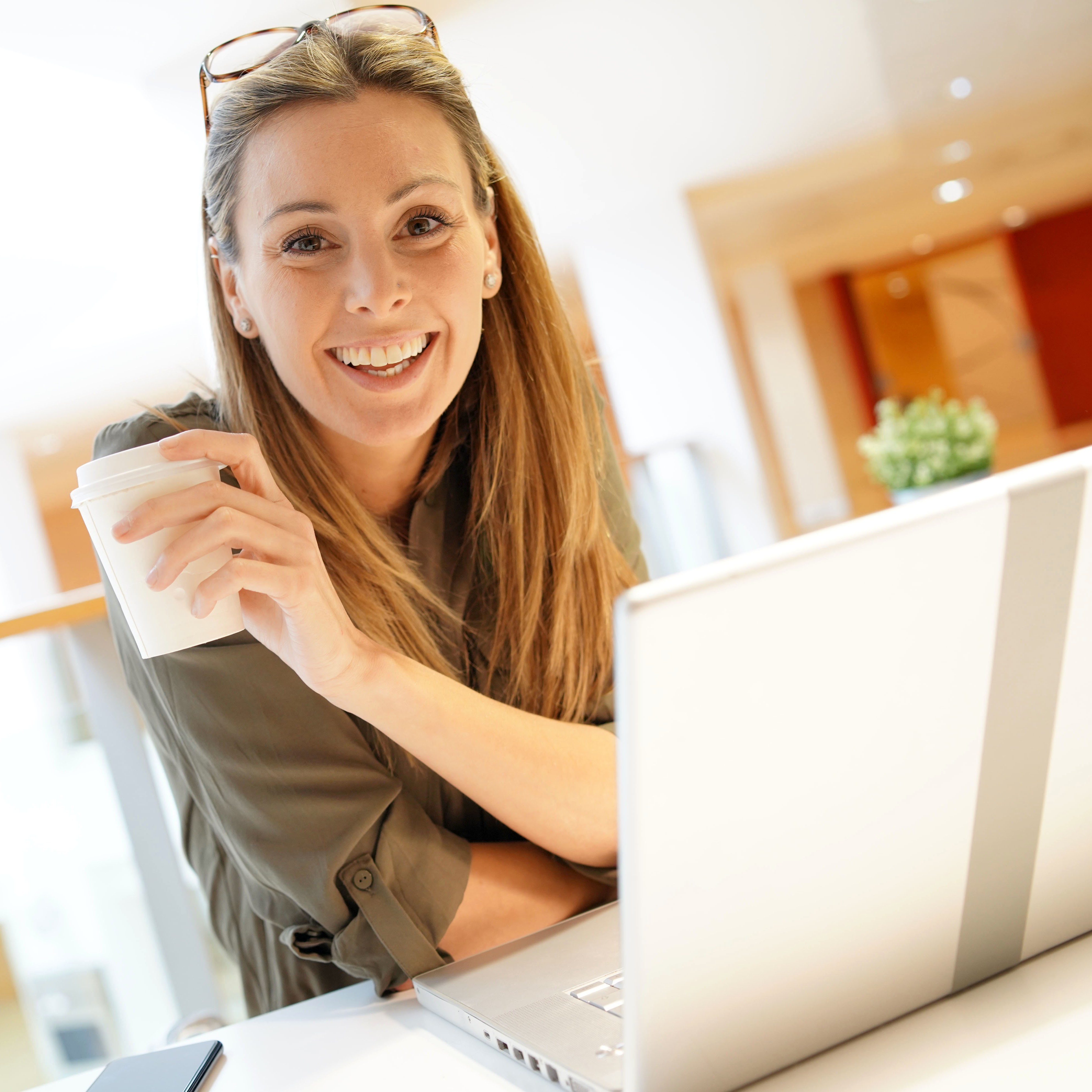 Donna d'affari con laptop